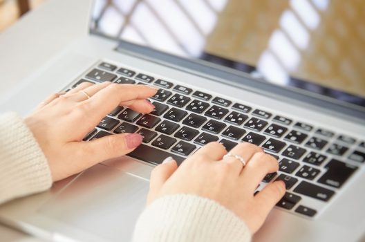 インターネットで調べる